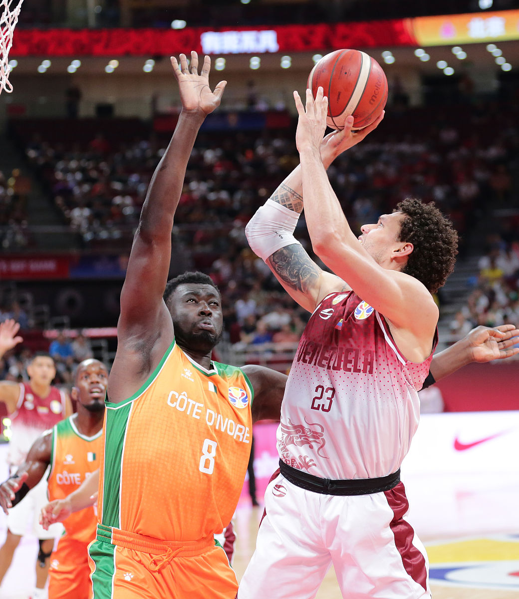 里昂赛前门线救险赛前犹他爵士止住颓势，多伦多猛龙冲刺阶段再遭质疑瞬间刷屏的简单介绍