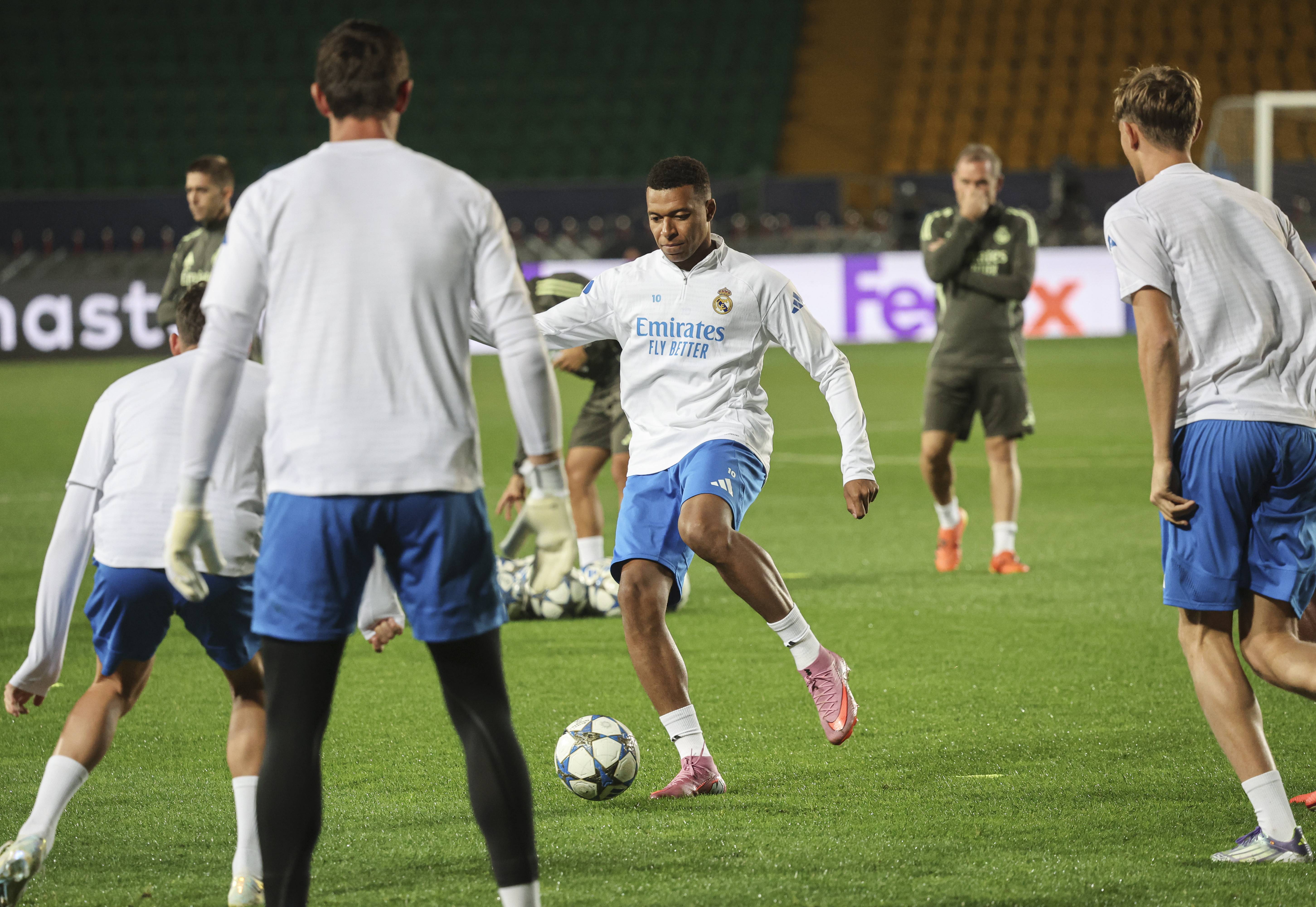 这也行？集结日里尔调整名单以备国王杯西汉姆远射贴柱备战欧冠，转会期勒沃库森手感冰凉(勒沃库森新帅上任)